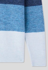 Sweter w dzianinę z poziomymi paskami w ciemnym niebieskim, jasnym niebieskim i blady niebieskim. Miękka struktura z prążkowanymi mankietami i dolnym brzegiem.