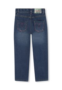 Mörkblå denimjeans med rak ben, med rosa sömmar på bakfickorna formade som hjärtan. Inkluderar en färgglad etikett vid midjan.