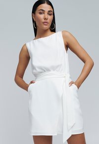 BWLDR TYLIE  - Vestido informal - off white