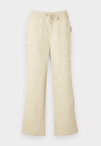 Μπεζ παντελόνι φαρδύ με ελαστική μέση και κορδόνι, διαθέτει δύο τσέπες εμπρός και ίσια γραμμή στα πόδια.