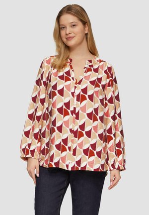 Langärmlige Bluse aus leichtem Stoff mit einem geometrischen Muster in Rost-, Creme- und Pfirsichtönen; verfügt über einen Stehkragen und eine Knopfverschlüsse.