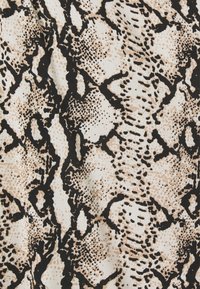 Textil mit einem gedämpften beigen Hintergrund und einem Muster aus schwarzer und brauner Schlangenhaut. Es weist unterschiedliche Texturen und grafische Kontraste im Design auf.