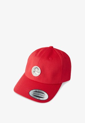 Červená bavlnená baseballová čiapka s nastaviteľným remienkom, vybavená okrúhlym logo štítkom a striebornou štítkou s nápisom "The Authentic Yupoong."