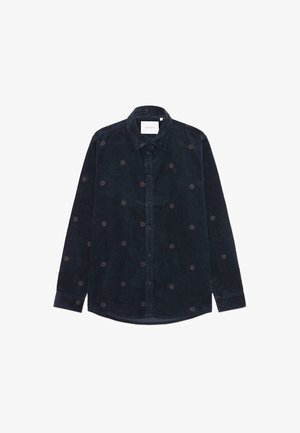 Tumedast sinise värvusega kangast särk pikkade varrukatega, millel on nööpidega eesmine sulgemine ja juhuslikud maroonitootelised lillemustrid. Klassikaline kraediagramm.