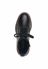Botín de cuero negro hasta el tobillo con punta redonda, suela de goma marrón y cordones negros. Textura suave con un sutil detalle de costura.