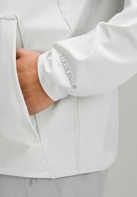 lululemon PACE BREAKER - Löparjacka - vapor