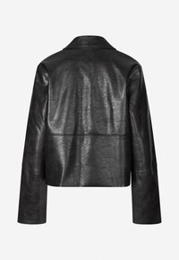 Veste noire en simili cuir avec manches longues, couture droite au dos et col classique, vue de dos sur fond blanc.