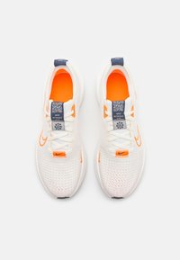 Nike Performance INTERACT RUN - Trail running shoes - sail/total orange/platinum tint/summit white/thunder blue/light iron ore