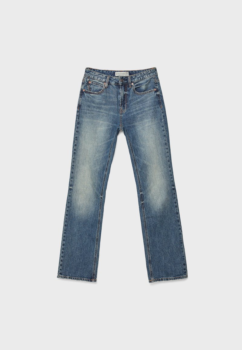 Jeans denim blu a gamba dritta con zone sbiadite sulle cosce, tasche frontali, passanti per cintura e chiusura con bottone e zip.