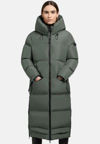 Cappotto lungo imbottito di colore verde scuro con colletto alto, zip frontale e tasche laterali. Presenta una texture liscia e raffinata e cappuccio con cordoncino.