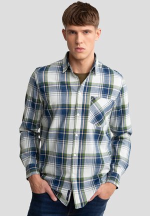 Geruite blouse in witte, blauwe, groene en grijsachtige tinten. Lange mouwen, button-down kraag en een borstzak aan de linkerkant. Katoenmix stof.