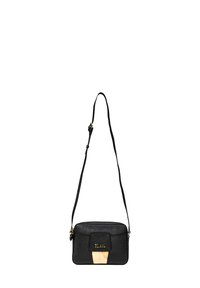 Borsa a tracolla in pelle nera con forma rettangolare, dotata di un accento in metallo dorato e chiusura a patta. Include una tracolla regolabile.