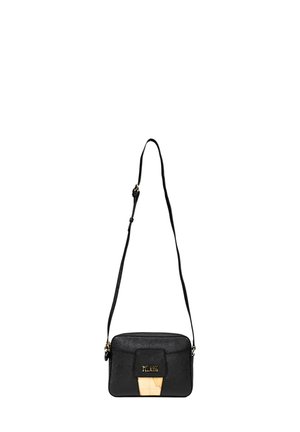 Borsa a tracolla in pelle nera con forma rettangolare, dotata di un accento in metallo dorato e chiusura a patta. Include una tracolla regolabile.