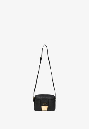 Sac crossbody en cuir noir de forme rectangulaire, avec un accent en métal doré et un fermoir à rabat. Sangle ajustable incluse.