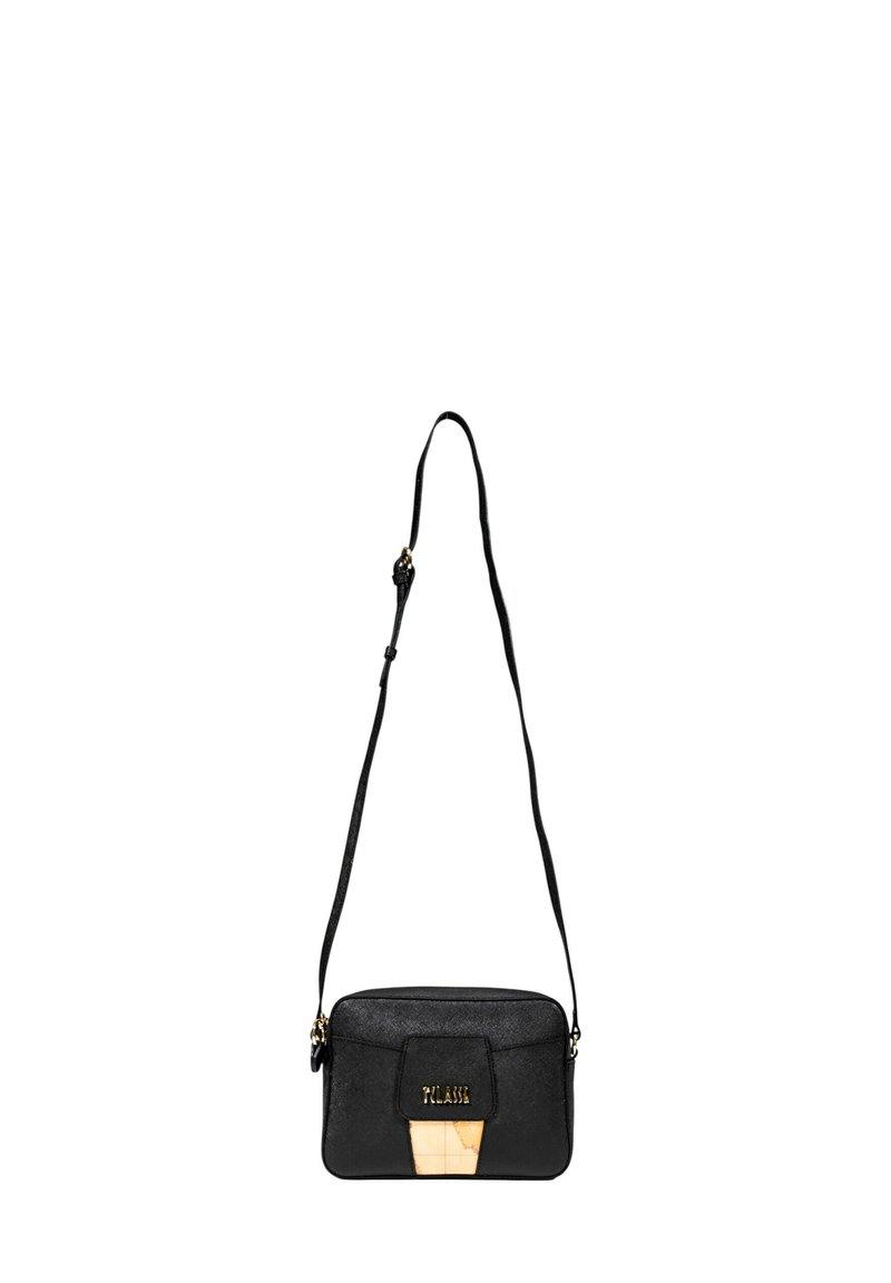 Borsa a tracolla in pelle nera con forma rettangolare, dotata di un accento in metallo dorato e chiusura a patta. Include una tracolla regolabile.