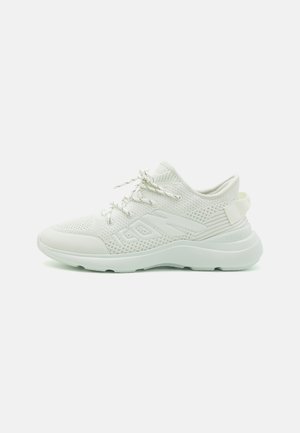 Leichte weiße Sportschuhe mit einem strukturierten Mesh-Obermaterial, gepolsterten Sohlen und elastischen Schnürsenkeln. Besitzt ein minimalistisches Design und Logo-Akzente.
