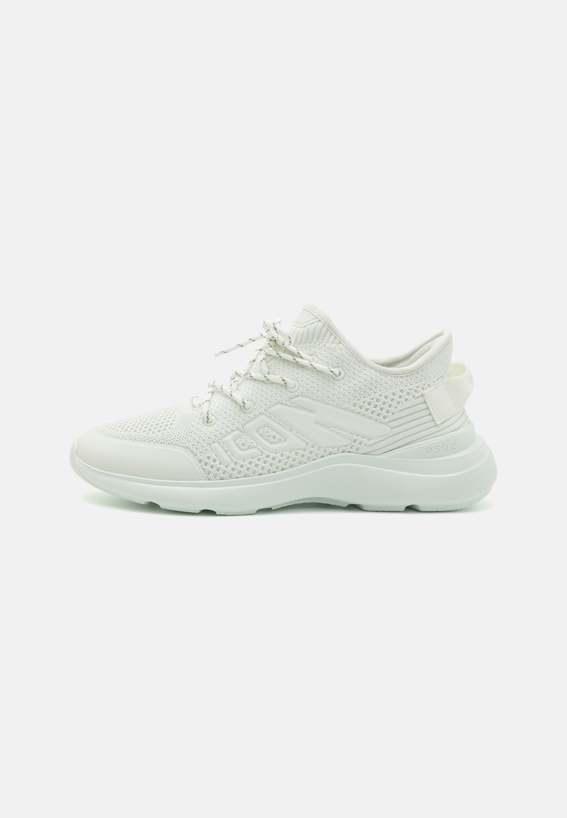 Scarpe sportive bianche leggere con una tomaia in rete testurizzata, suola ammortizzata e lacci elastici. Presentano un design minimalista e accenti del logo.