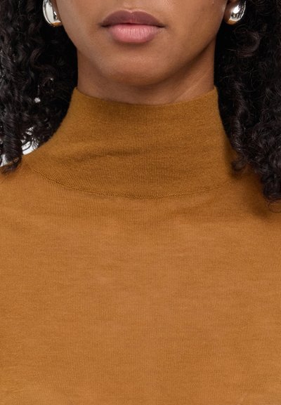 Brauner Rollkragenpullover aus weichem, strukturiertem Stoff. Verfügt über eine enge Passform und einen glatten, nahtlosen Ausschnitt.
