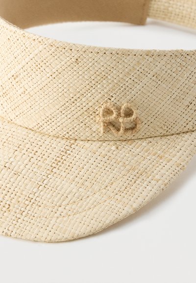 Ευρεία ψάθινη βρύση με πλεγμένο το υλικό, με τα αρχικά «PP» από στριμμένο ψάθινο στο μπροστινό μπάντζ, πάνω σε λευκό φόντο.