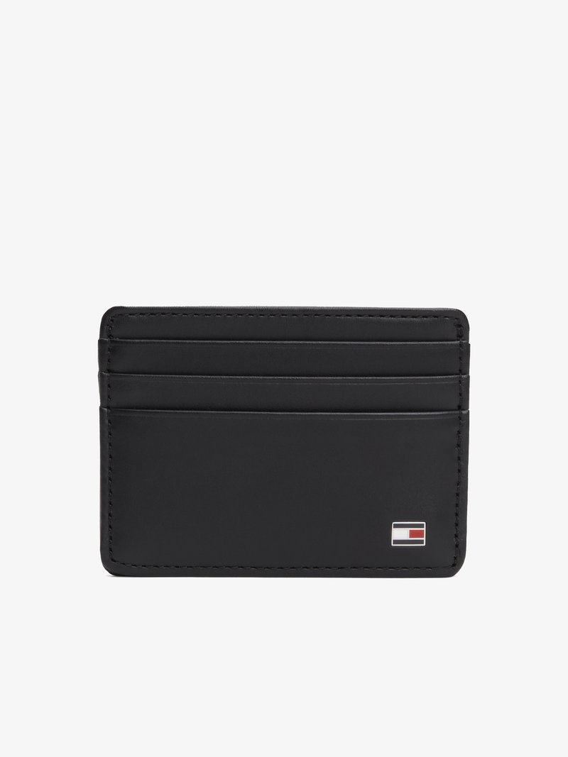 Porte-carte en cuir noir avec quatre emplacements pour cartes, un design mince et un petit logo en bas à droite. Texture lisse.