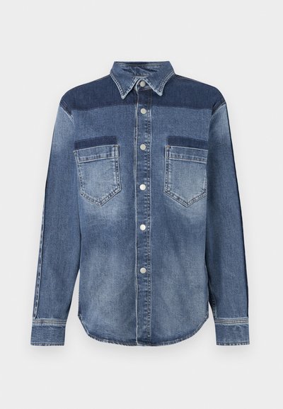 Τζιν πουκάμισο με κολάρο που κουμπώνει, διαθέτοντας συνδυασμό φωτεινών και σκούρων μπλε πάνελ, δύο τσέπες στο στήθος και ασημένια κουμπιά πιέτα.