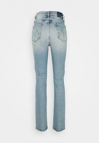 Ljusblå högmidjade rakbenade jeans med bakfickor och blekta detaljer på vit bakgrund.