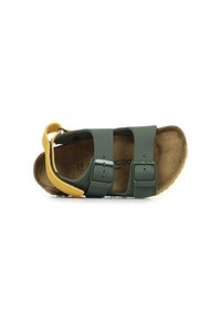 Sandale verte pour enfants avec deux sangles réglables, sangle au talon jaune et semelle en liège. Semelle en caoutchouc texturée pour une meilleure adhérence.