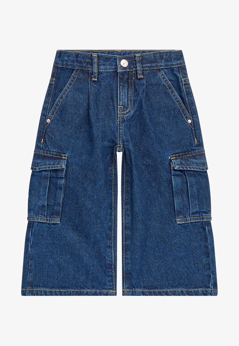 Short cargo en denim bleu avec poches avant, poches latérales à rabat, passants pour ceinture et fermeture à boutons à l'avant.