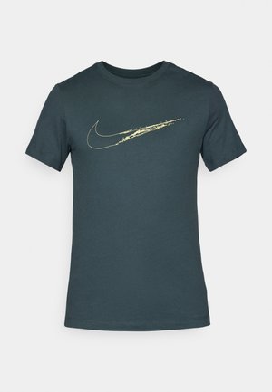 Dunkelgrünes Baumwoll-T-Shirt mit kurzen Ärmeln und Rundhalsausschnitt; hat ein goldenes Nike-Logo auf der Vorderseite. Glatte Textur.