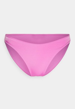 Parte de bikini rosa feita de um material suave e elástico. Apresenta um design de cintura baixa com bordas limpas e sem hardware ou padrões visíveis.