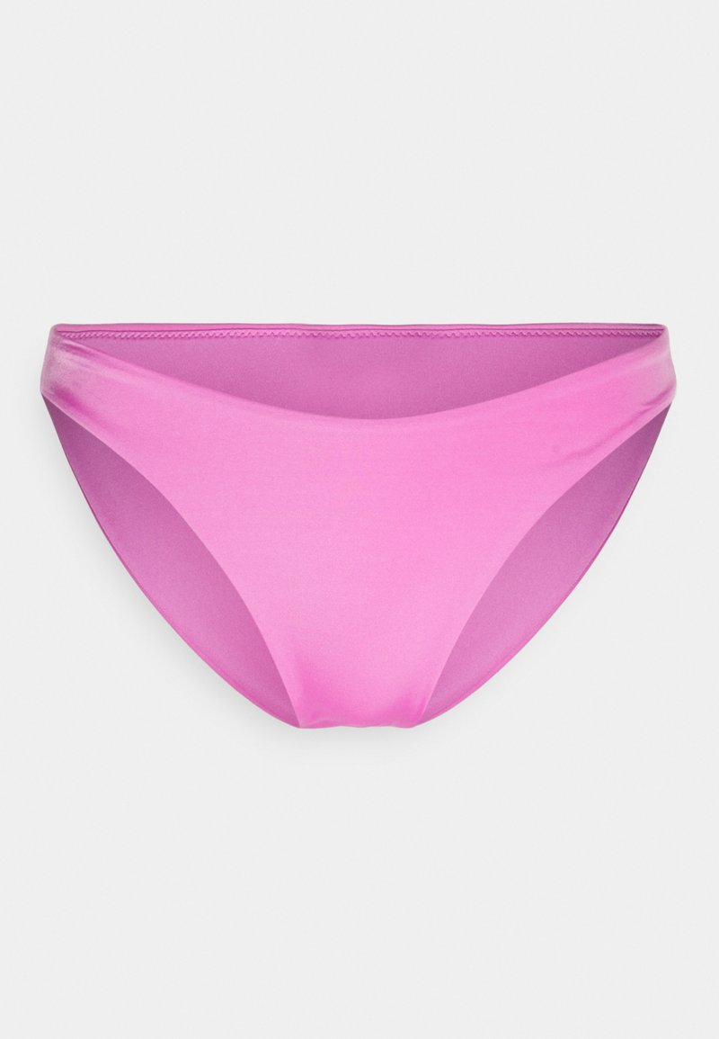 Parte de bikini rosa feita de um material suave e elástico. Apresenta um design de cintura baixa com bordas limpas e sem hardware ou padrões visíveis.