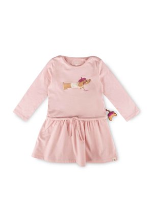 Robe rose à manches longues pour tout-petit avec un lien à la taille et un chien brodé portant un béret violet sur la poitrine ainsi qu’un petit détail de queue de chien sur le côté.