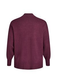 Burgundin värinen neule, valmistettu pehmeästä kankaasta, rentoa istuvuutta, pudotetut olkapäät sekä resorit hihansuissa ja helmassa. Takaa otettu kuva.