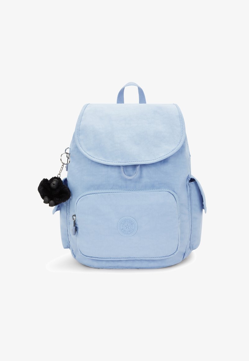 Mochila de tela azul claro con cierre de solapa, bolsillo frontal y un llavero de gorila de peluche negro adjunto. Textura suave.