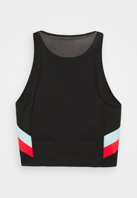 Czarny sportowy biustonosz z okrągłym dekoltem, z czerwonymi i jasno niebieskimi paskami po bokach. Wykonany z oddychającej tkaniny o gładkiej strukturze.