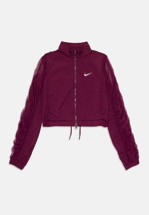 Veste courte bordeaux zippée avec des manches longues froncées et le logo Nike blanc sur la poitrine, dotée d'un col montant et de poignets élastiques.