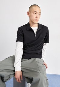 adidas Originals TREFOIL ESSENTIALS WAFFLE - Polo - black