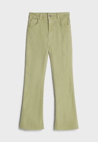 Pantalones acampanados de pana verde con cintura alta, que cuentan con dos bolsillos frontales y dobladillos sin terminar en las piernas. Textura suave con un brillo sutil.