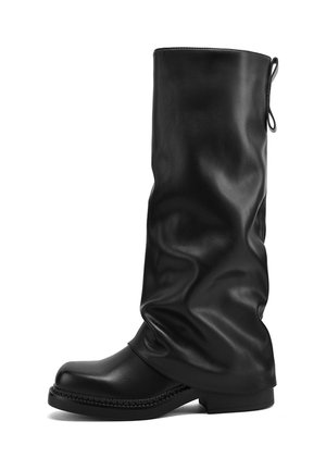 Stivali neri in pelle alti fino al ginocchio con una vestibilità aderente, caratterizzati da una superficie liscia, punta rotonda e dettagli intrecciati lungo la suola.