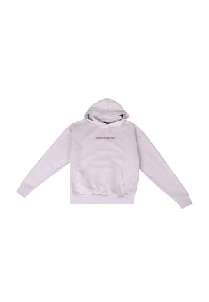 Sudadera de color lila hecha de tejido suave, con un bolsillo tipo canguro, puños acanalados y un logo rojo impreso en el centro.