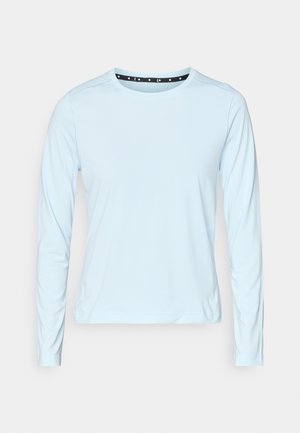 Chemise à manches longues bleu clair avec un col rond. Tissu lisse et léger avec un éclat subtil. Design simple, sans motifs ni embellissements.