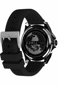 Bracelet de montre en caoutchouc noir avec un détail texturé et une boucle en argent. Boîtier rond en acier inoxydable, présentant un design de globe au dos.