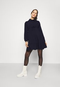 ONLY MATERNITY OLMLIA SHORT DRESS - Tričkové šaty - evening blue