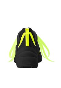 Zwarte sneaker met een dikke zool, waarbij een neongele accent op de hiel tab en lange neon veters zijn toegevoegd. Het heeft een gestructureerd materiaal en een gestroomlijnd ontwerp.