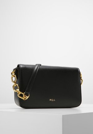 Černá kožená crossbody kabelka se zlatým řetízkem, obdélníkového tvaru, texturovaný povrch a embosované iniciály značky na přední straně.