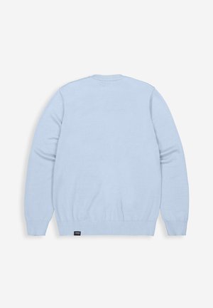 Lichtblauwe gebreide trui met lange mouwen, afgewerkt met een geribbelde zoom en kraag, met een klein merklabel aan de onderzijde links.