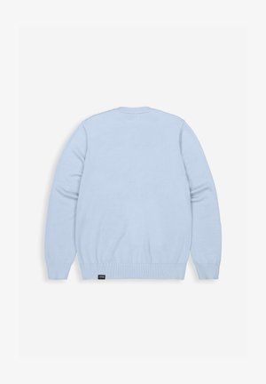 Lichtblauwe gebreide trui met lange mouwen, afgewerkt met een geribbelde zoom en kraag, met een klein merklabel aan de onderzijde links.