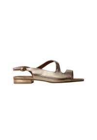 Sandale slingback dorée métallique à petit talon, avec bout ouvert, bride courbée à la cheville et fermeture à boucle sur semelle plate.