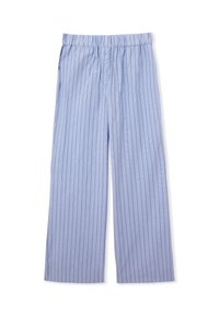 Pantalones de pijama azul claro con finas rayas verticales oscuras, cinturilla elástica y tres botones en la bragueta delantera.