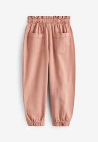 Pantaloni jogger in cotone rosa con vita elastica, polsini arricciati e due tasche posteriori. Texture liscia e design casual.